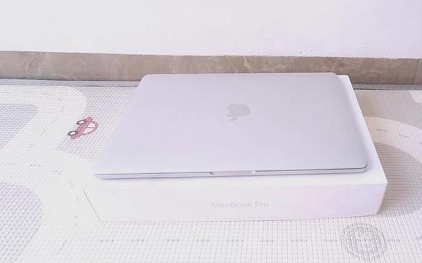 18岁macbookproggshhssd,1819岁macbookpro高清版本